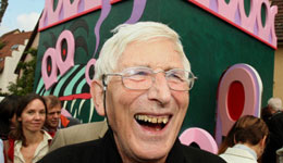 Tomi Ungerer bergibt Kunst-Klo an Plochingen